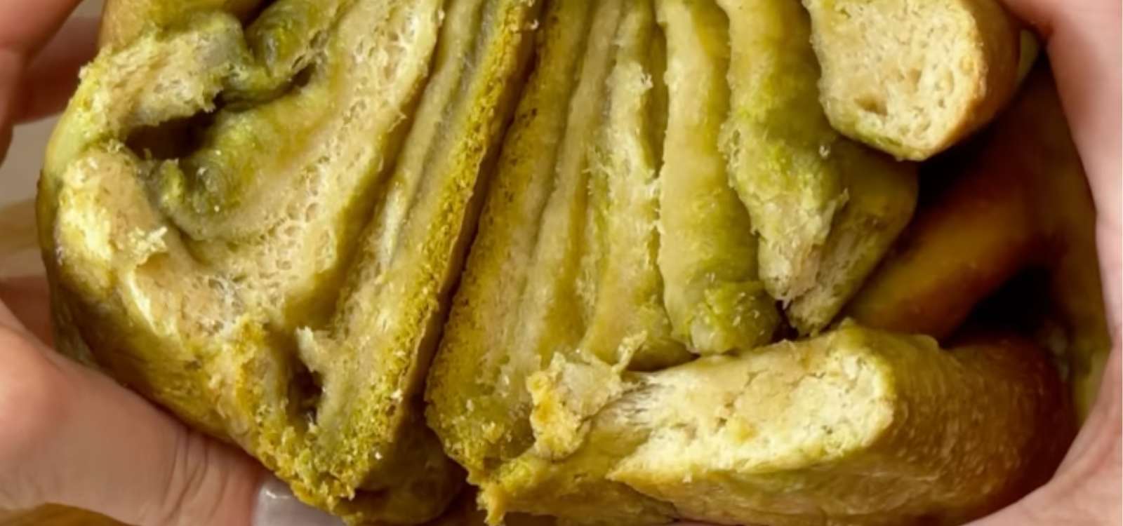 VEGANER BRIOCHE-ZOPF MIT MATCHA