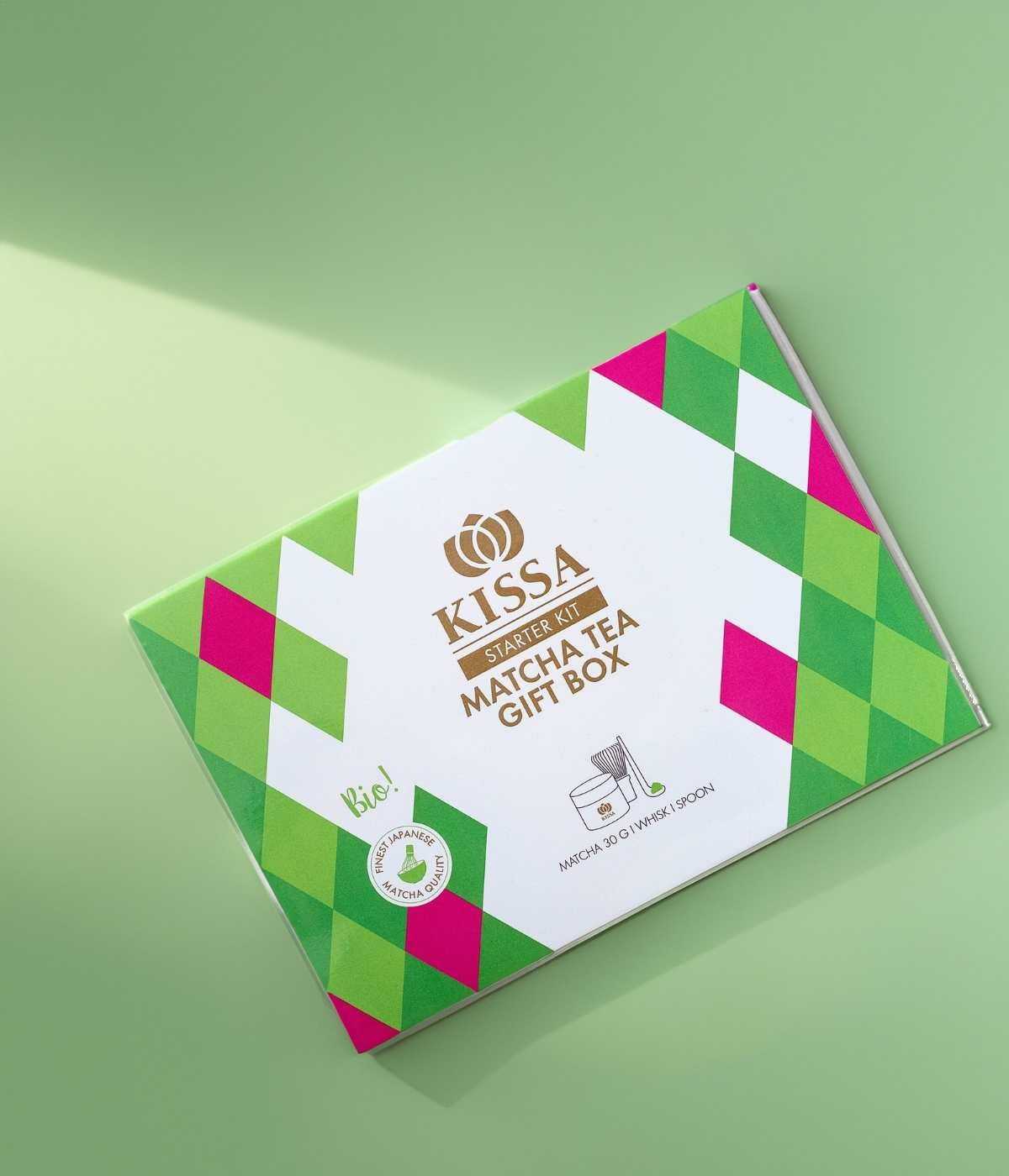 Matcha Starter Set mit Schale, Besen, Löffel und Matcha Basic 30g – auf grünem Hintergrund