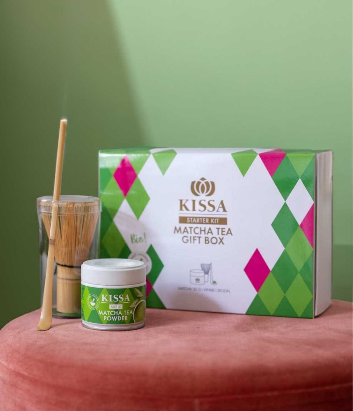 Matcha Starter Set mit Schale, Besen, Löffel und Matcha Basic 30g auf einem Stuhl platziert.