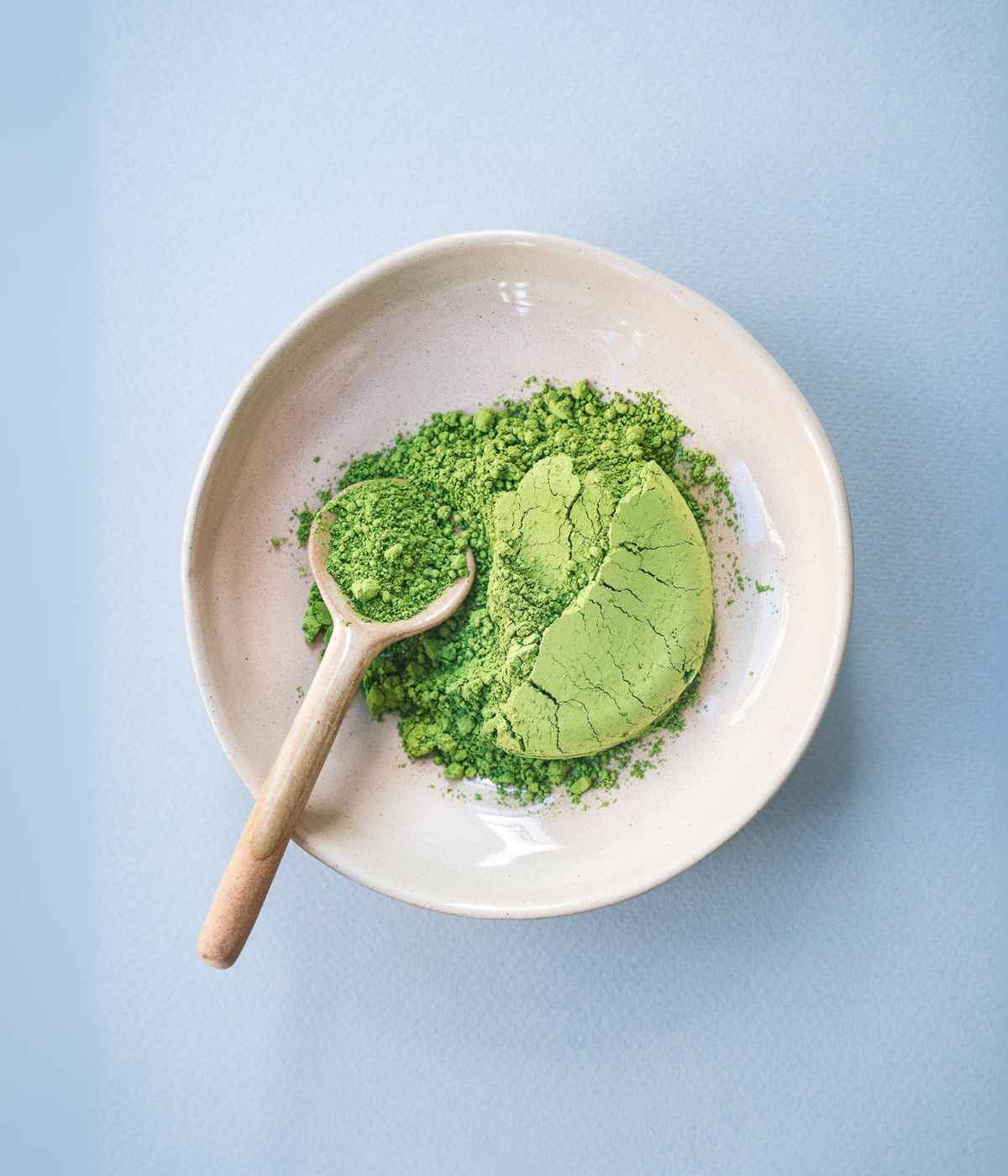 Matcha in einem Teller mit einem Holzlöffel