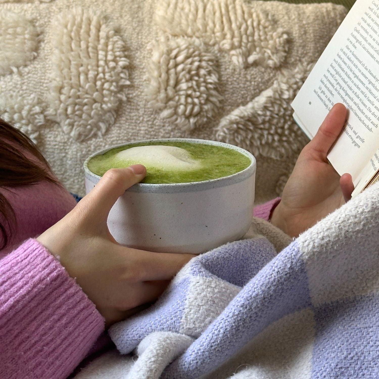 Eine Person, die eine weiße Matcha-Schale hält