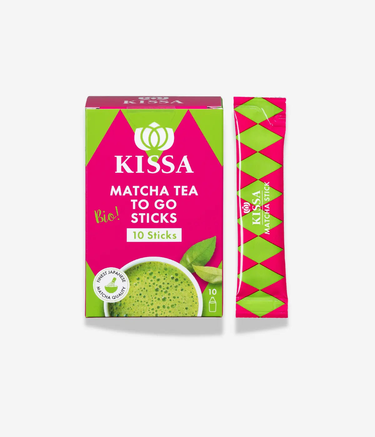 KISSA Matcha To Go Sticks in kompakter Box – praktische Portionen auf hellem Untergrund präsentiert