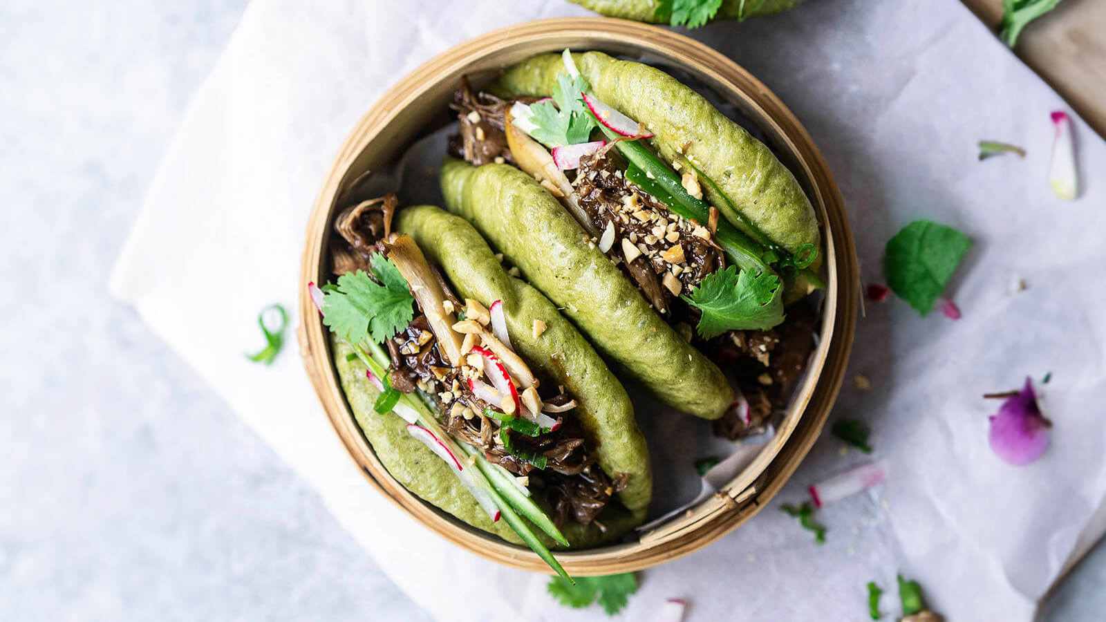 MATCHA GUA BAO BURGER MIT PULLED JACKFRUIT