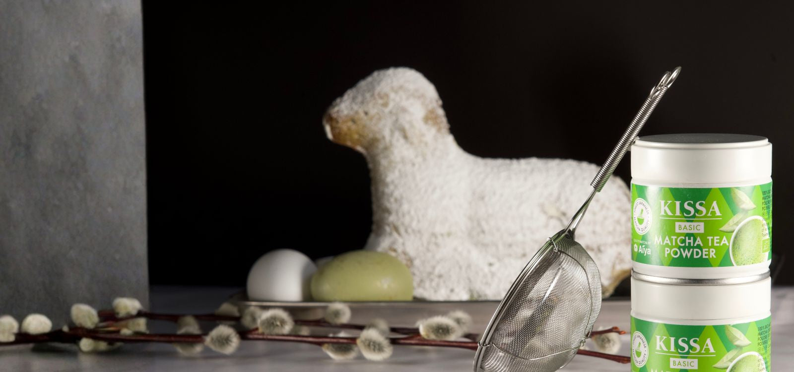 Matcha Osterlamm mit Ostereier, 2 Kissa Matcha Basic und ein Matcha Sieb davor