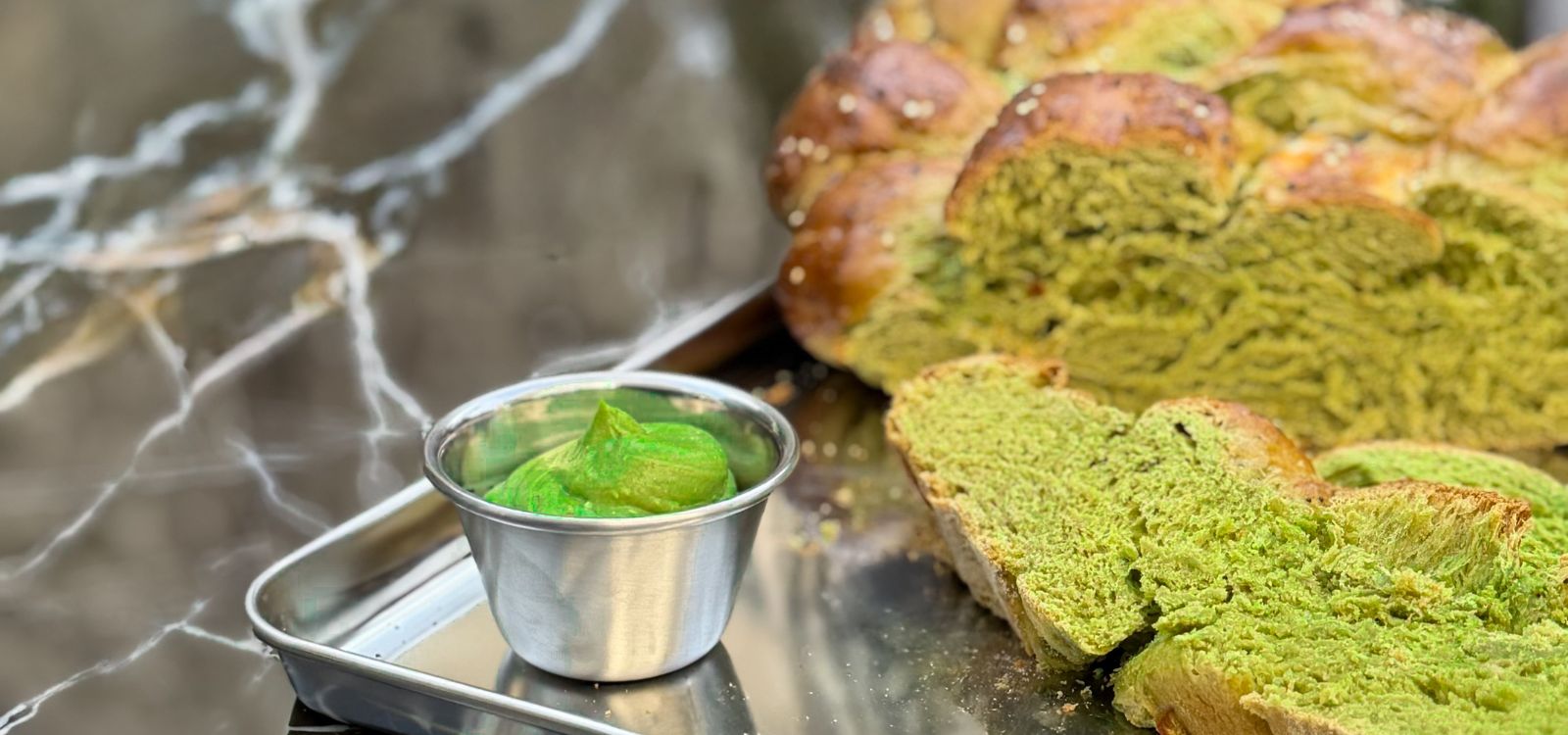 Matcha Oster Striezel mit Matcha Cream Dip