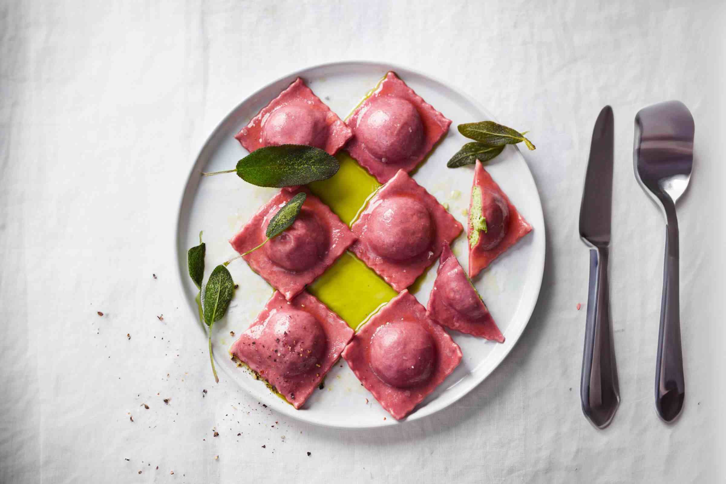 ROTE-RÜBEN-RAVIOLI MIT MATCHA