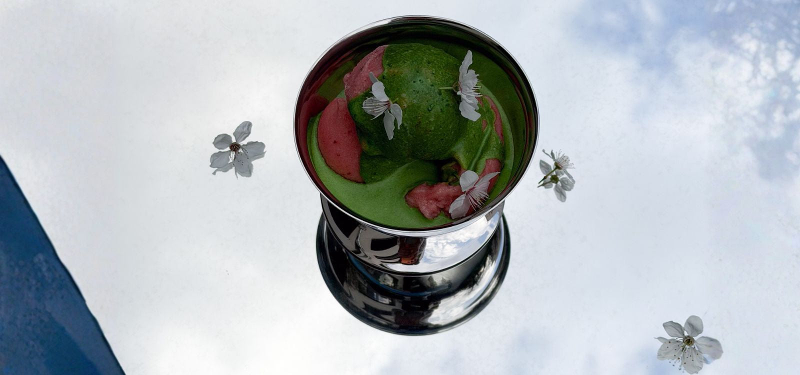 Matcha Affogato Sakura auf einem Spiegel