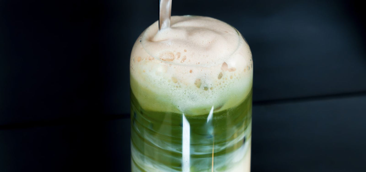 Iced Matcha Latte mit Coffee Foam