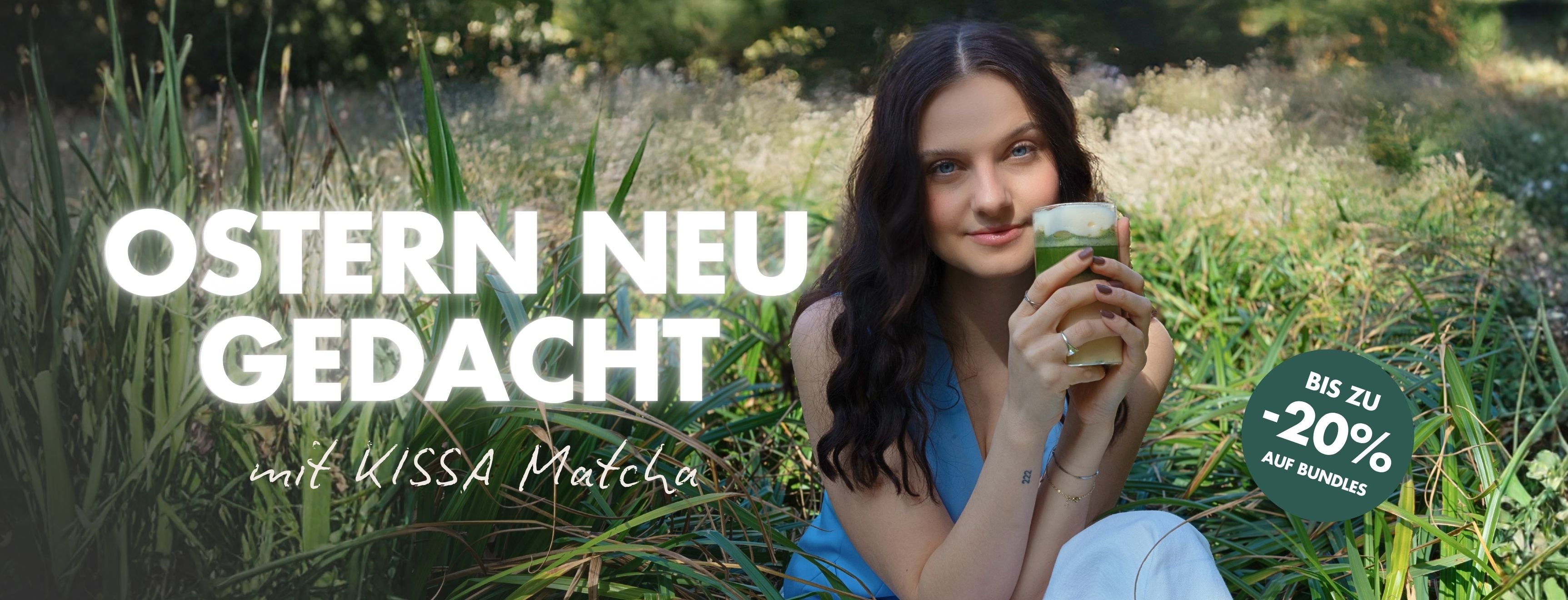 Mädchen sitzt in der Natur und genießt einen Matcha Latte