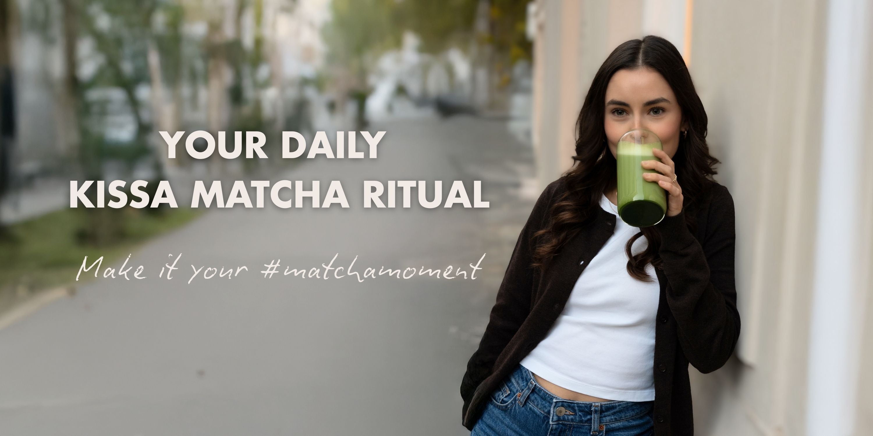 Eine Frau trinkt Matcha