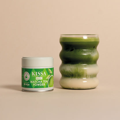 KISSA Matcha Basic Dose neben einem Matcha Latte
