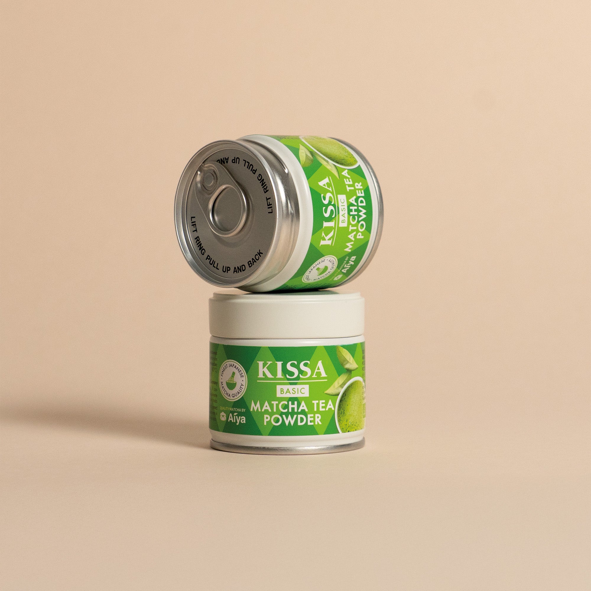 Zwei KISSA Matcha Basic Dosen aufeinander