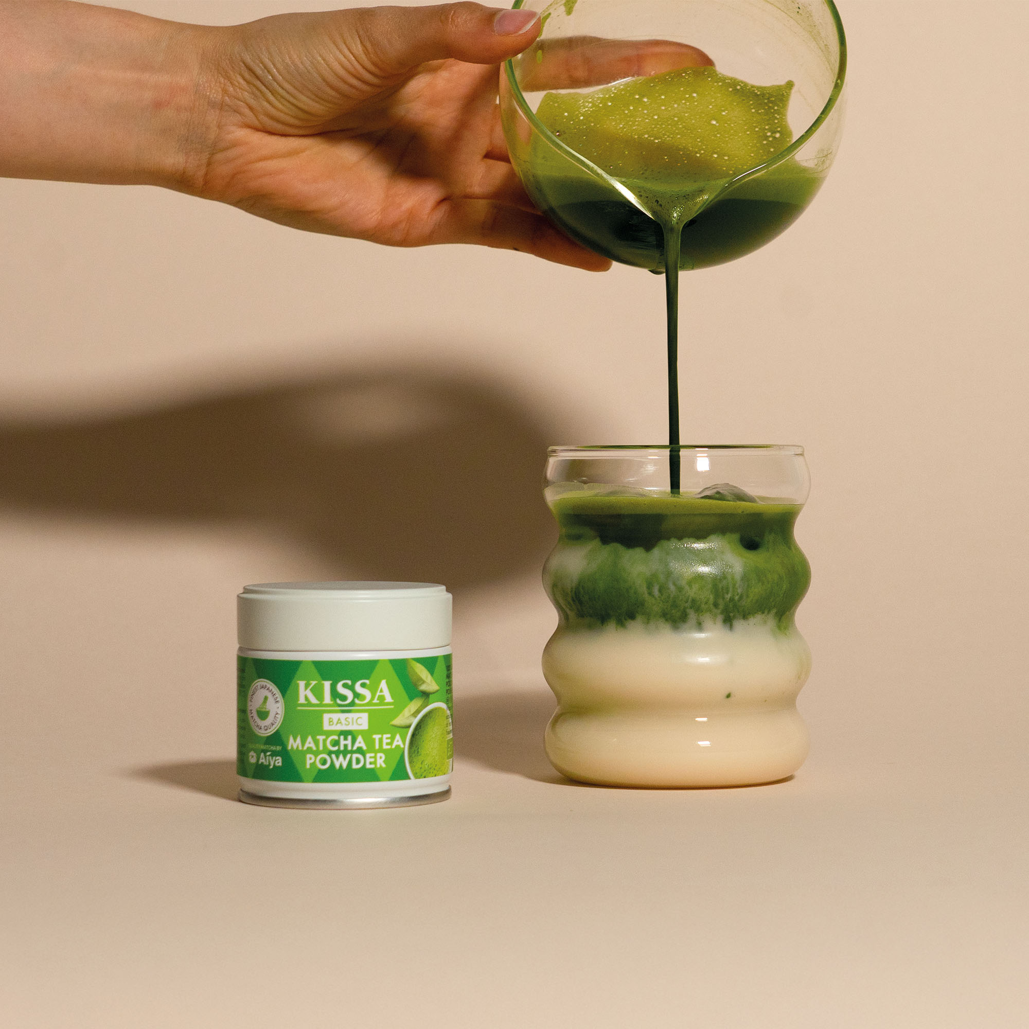 Matcha wird in einen Matcha Latte gegossen, daneben eine KISSA Matcha Basic Dose
