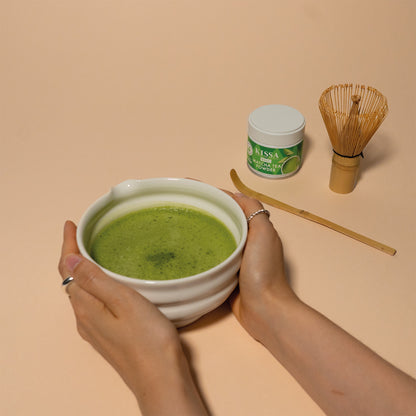 Matcha in Schale, daneben Bambusbesen, Bambuslöffel und ein KISSA Matcha Basic