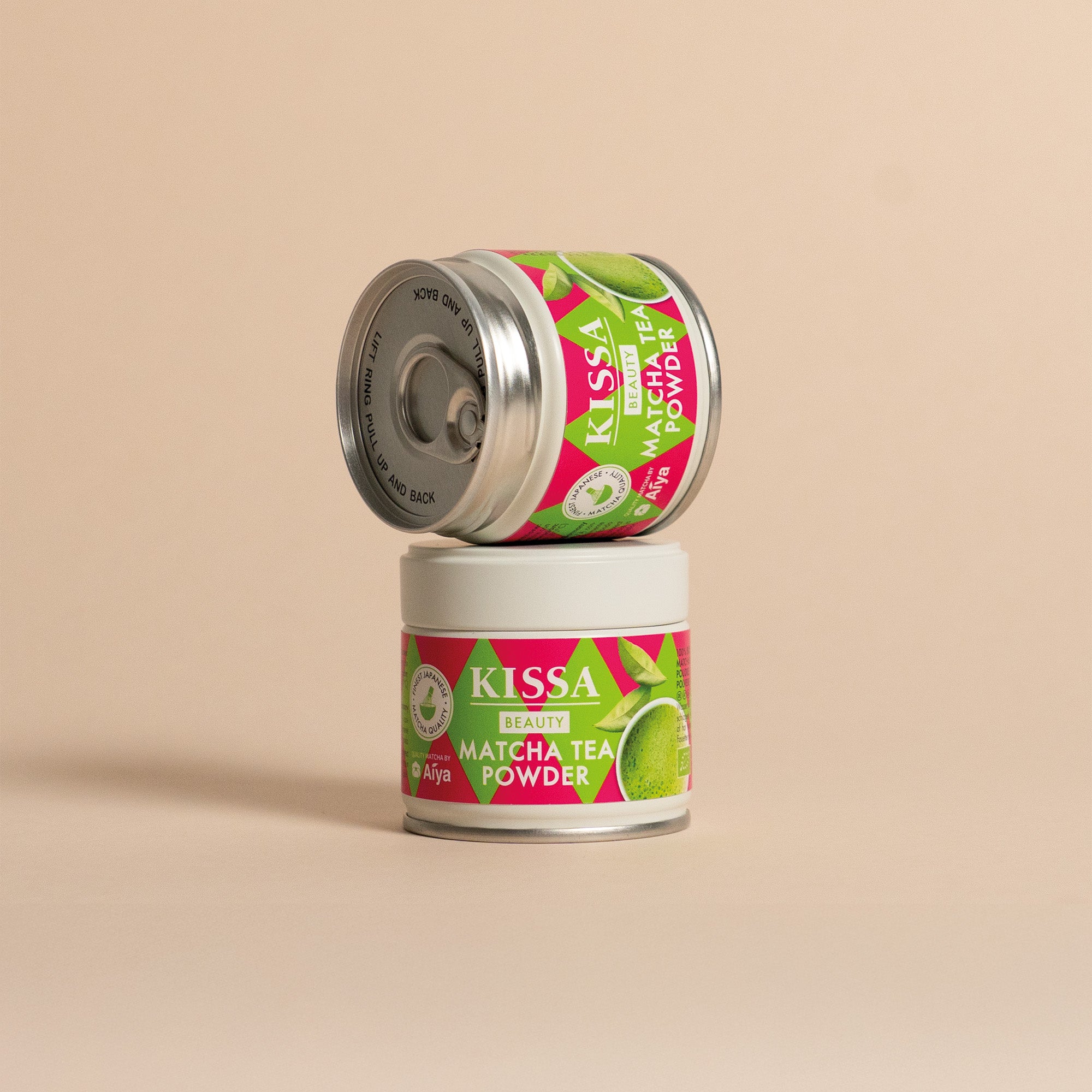 Zwei KISSA Matcha Beauty Dosen aufeinander