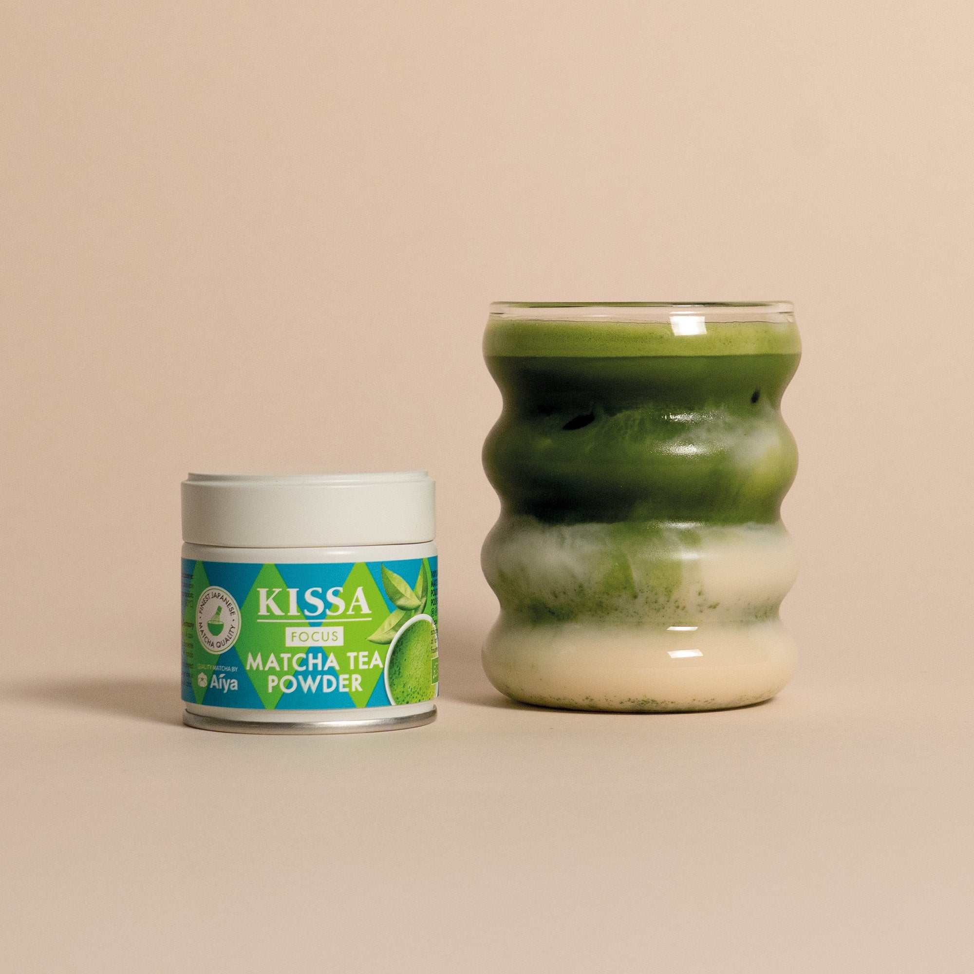 KISSA Matcha Focus Dose neben einem Matcha Latte
