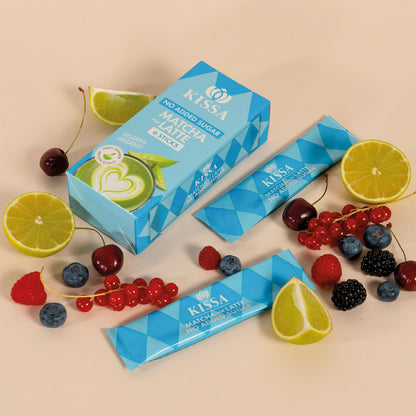 Matcha Sticks und Stick Box liegen zwischen Zitronen und Beeren