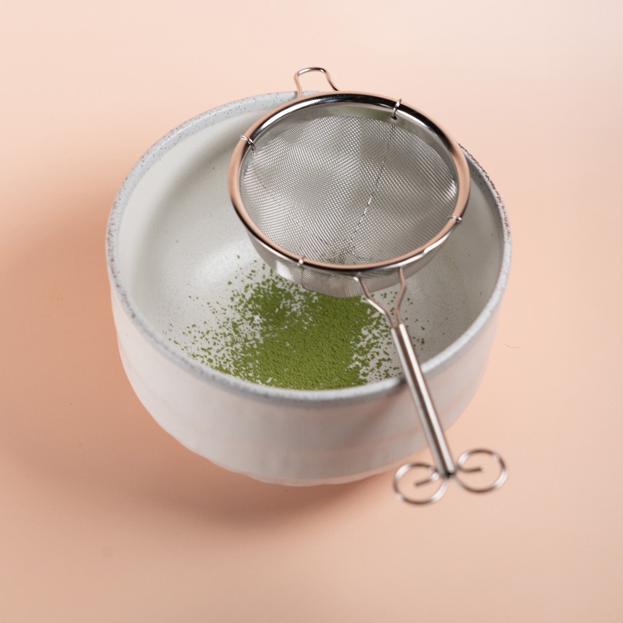 weiße Matcha Schale mit Sieb und purem Matcha Pulver