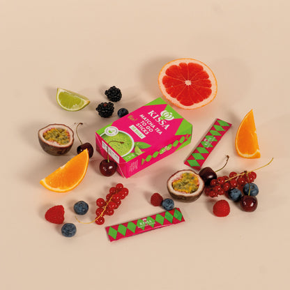 Matcha Sticks und Stick Box liegen zwischen tropischen Früchten und Beeren