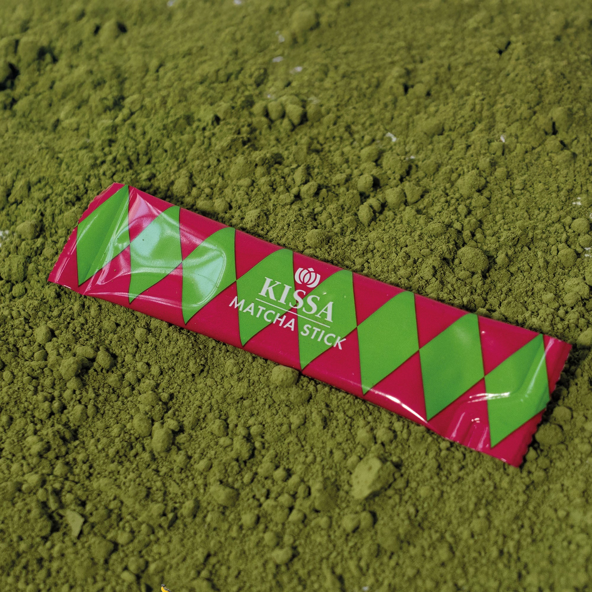 Matcha Stick liegt im puren Matcha