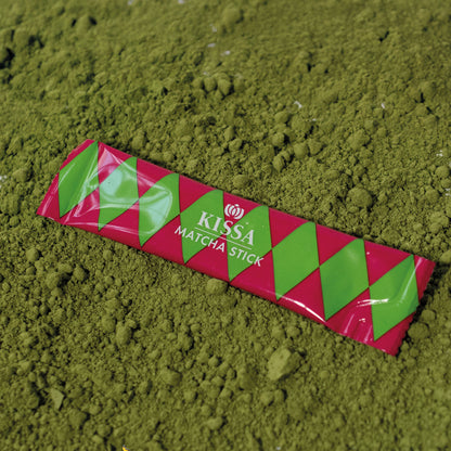 Matcha Stick liegt im puren Matcha