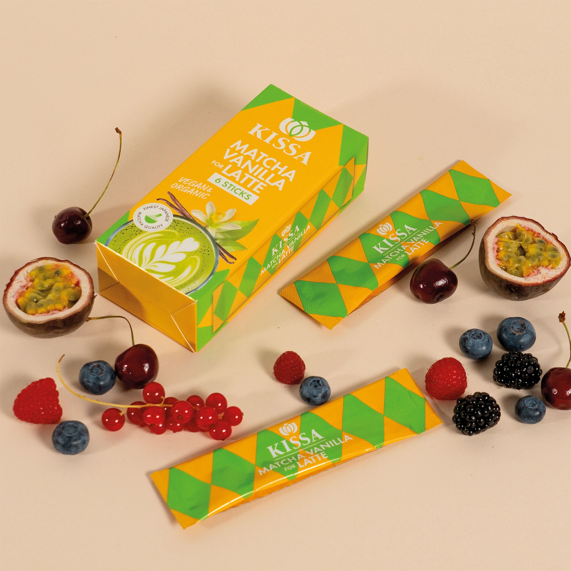 Matcha Vanilla Sticks und Stick Box liegen zwischen Maracuja, Kirschen und Beeren
