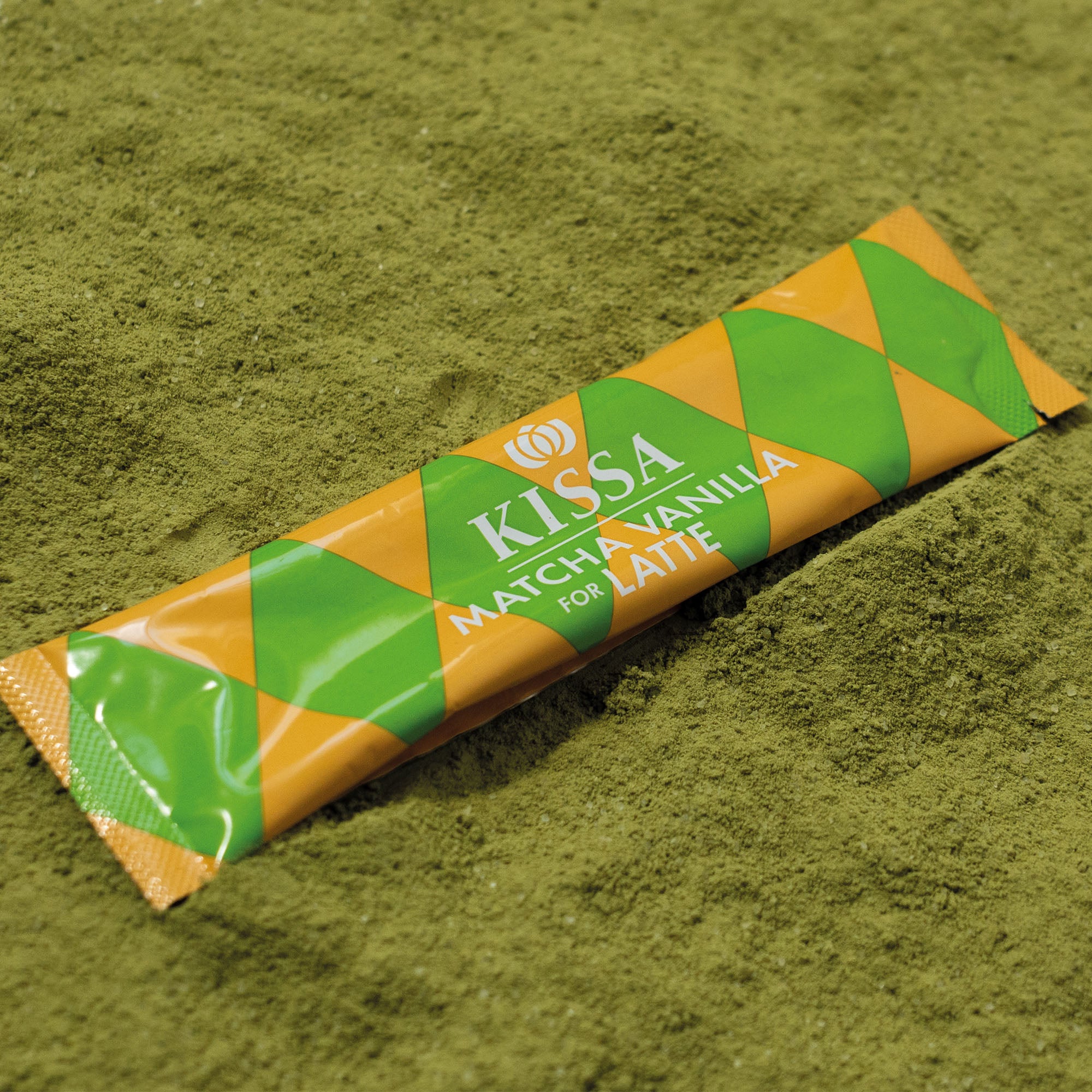 Matcha Vanilla Stick liegt im puren Matcha