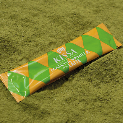 Matcha Vanilla Stick liegt im puren Matcha