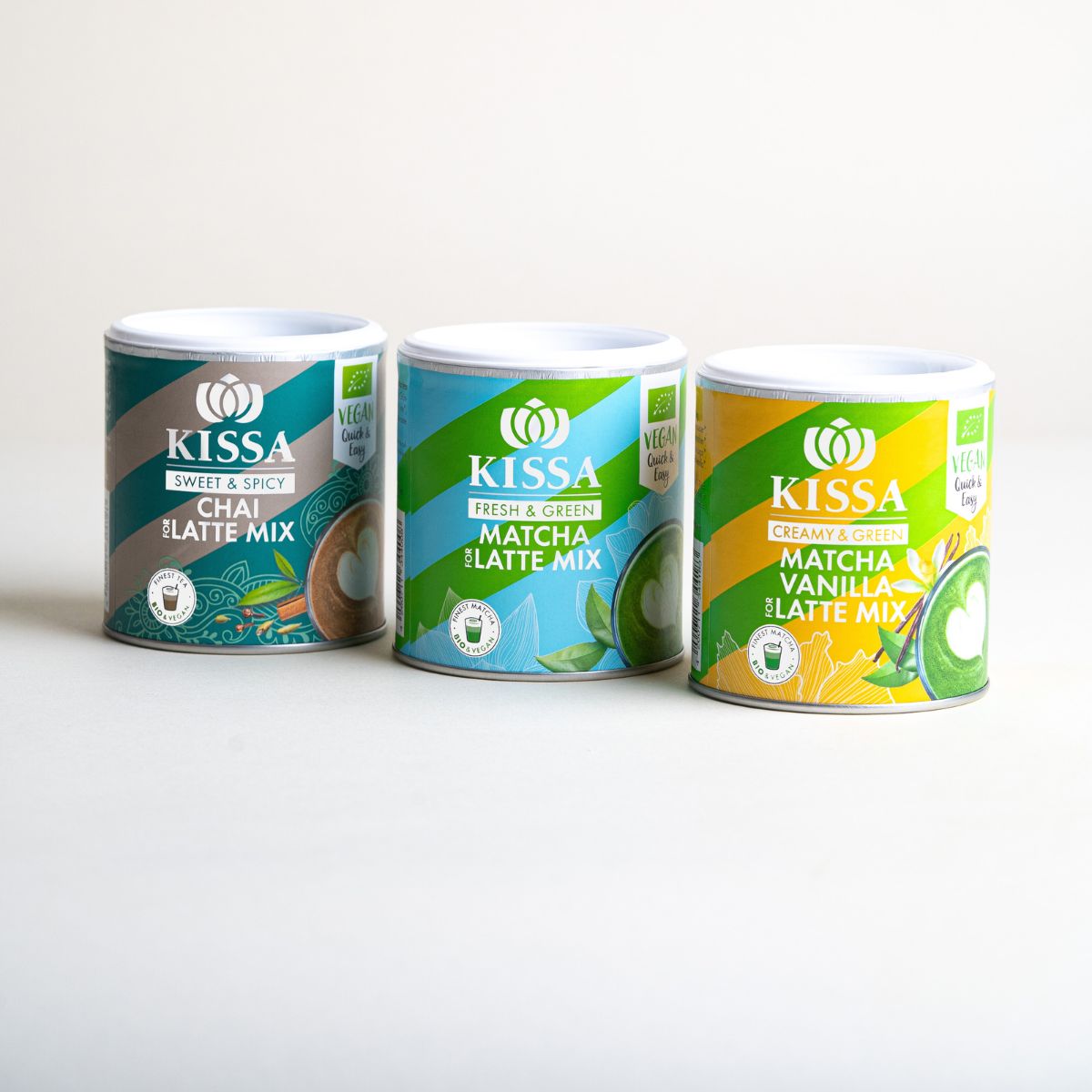 KISSA Latte Mix Bundle mit drei Sorten – Chai, Vanilla und Matcha auf hellem Hintergrund nebeneinander