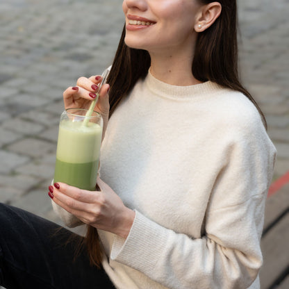 Frau trinkt Kissa Matcha Latte