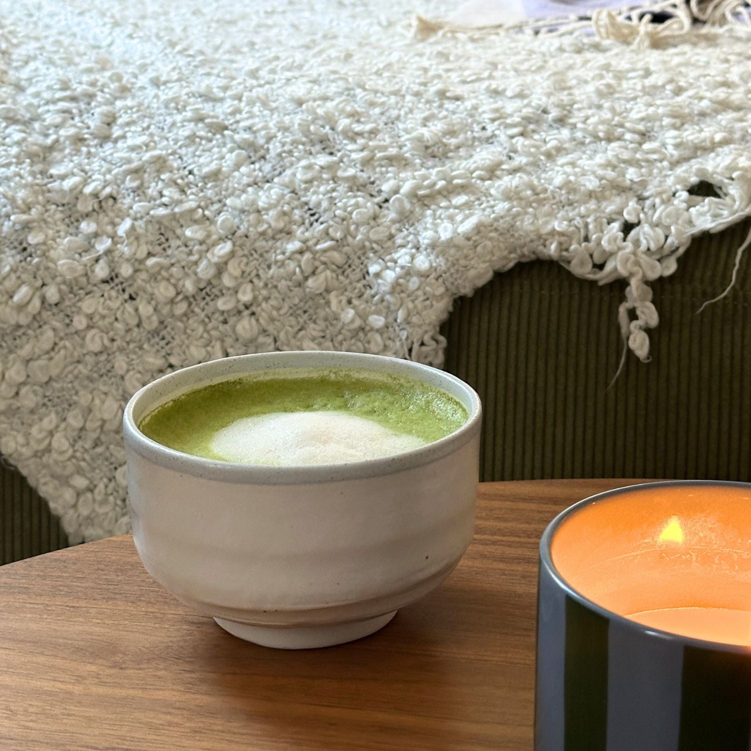 eine weiße Matcha-Schale auf einem Tisch