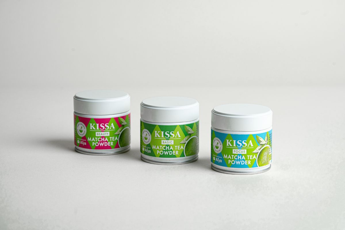 KISSA Matcha Bundle – drei Dosen Matcha Focus, Basic und Beauty auf hellem Hintergrund arrangiert